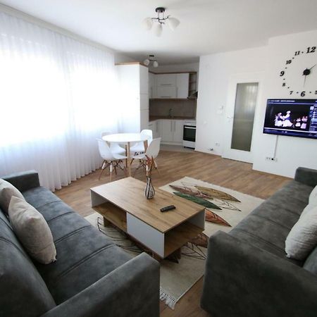 Spacious Apartment Next To The Bus Station And Walking Distance To The Old Town And Shopping Malls Πρίζρεν Εξωτερικό φωτογραφία