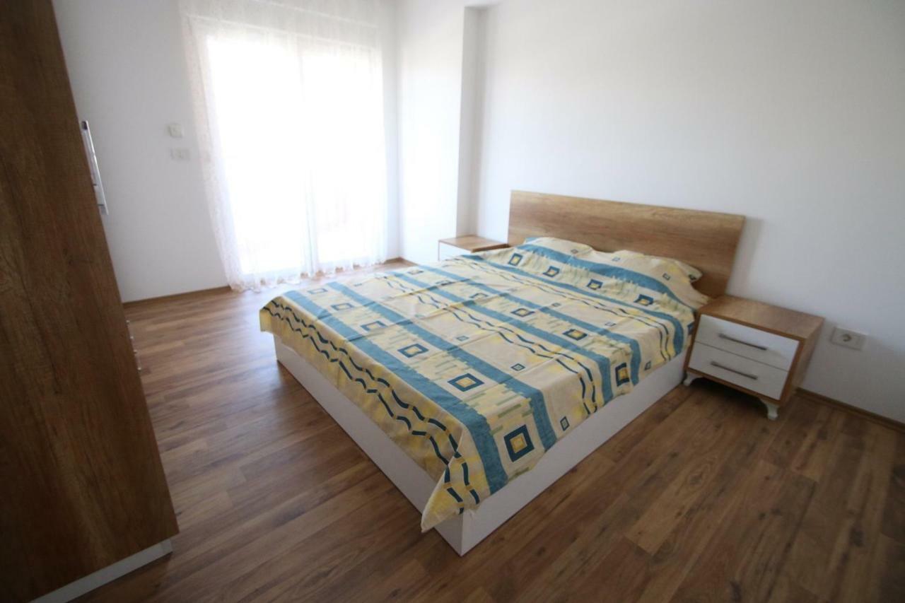 Spacious Apartment Next To The Bus Station And Walking Distance To The Old Town And Shopping Malls Πρίζρεν Εξωτερικό φωτογραφία