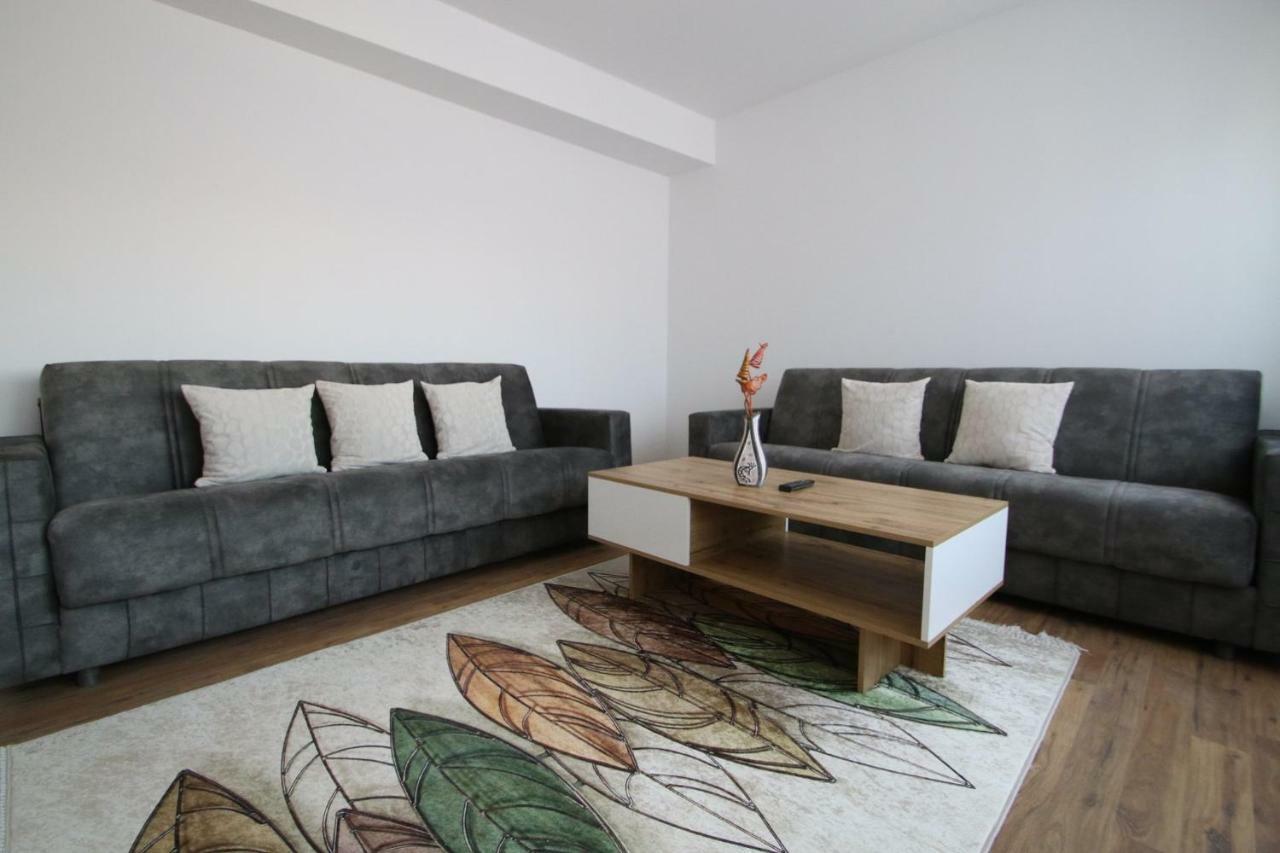 Spacious Apartment Next To The Bus Station And Walking Distance To The Old Town And Shopping Malls Πρίζρεν Εξωτερικό φωτογραφία