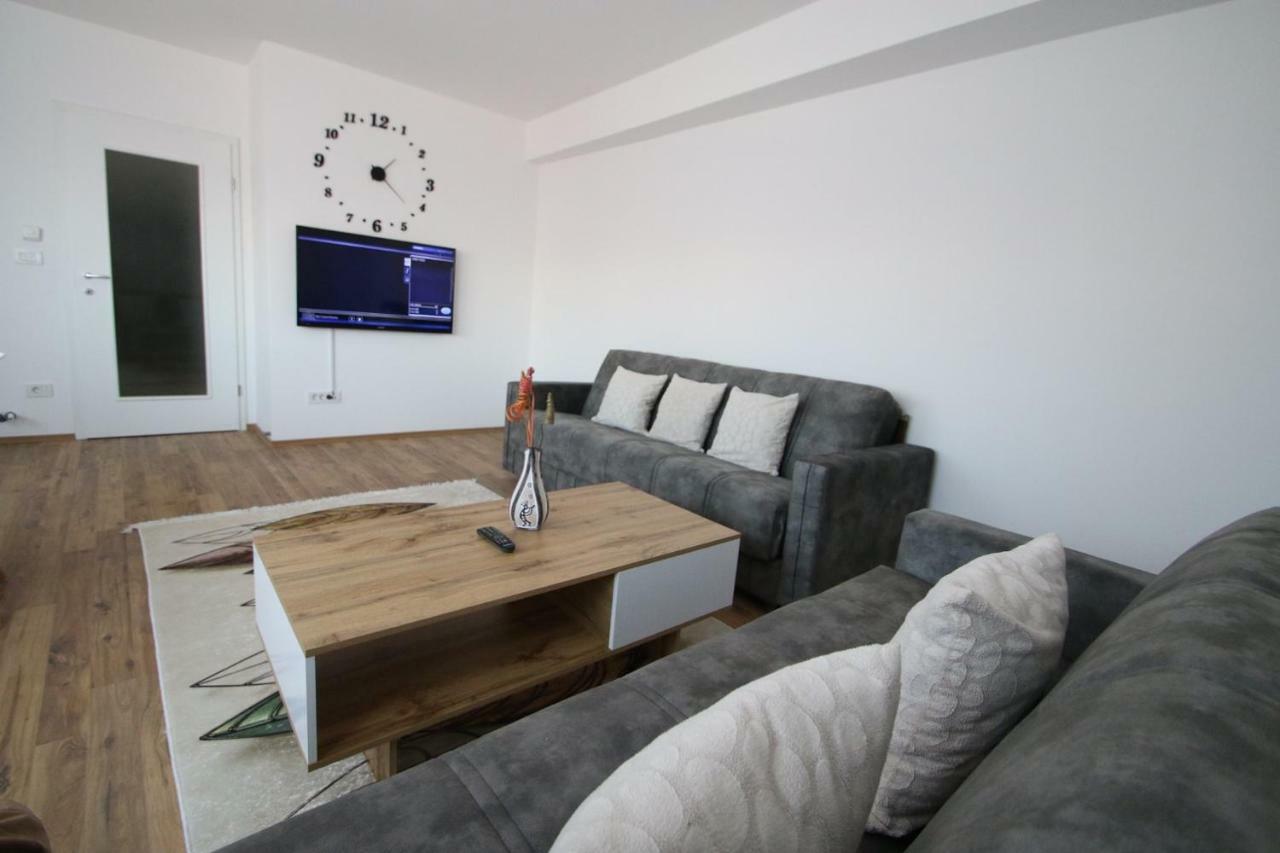 Spacious Apartment Next To The Bus Station And Walking Distance To The Old Town And Shopping Malls Πρίζρεν Εξωτερικό φωτογραφία